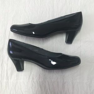 Aerosoles black patent low pumps